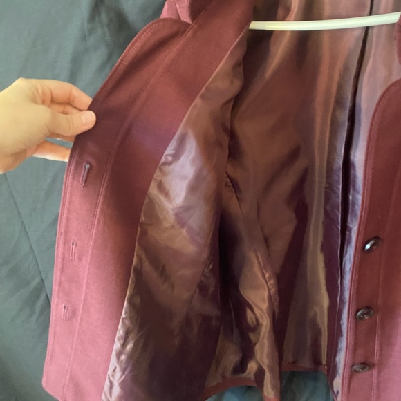 Beautiful burgundy/wine pants suit with a vintage flair by Le Suit - Picture 5 of 6